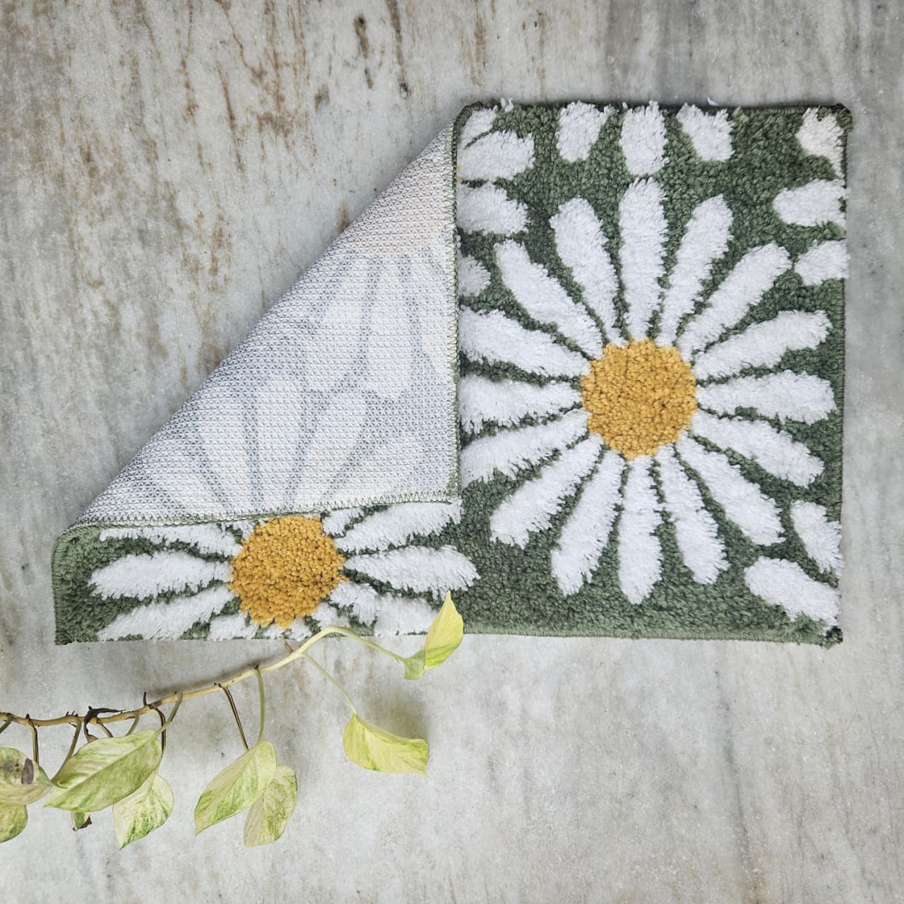 Cheerful Daisy Print Bath Mat